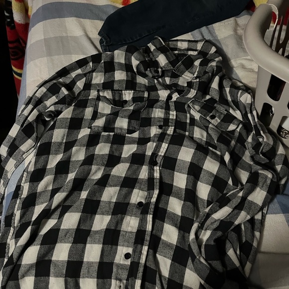 2 large flannels - Picture 2 of 2